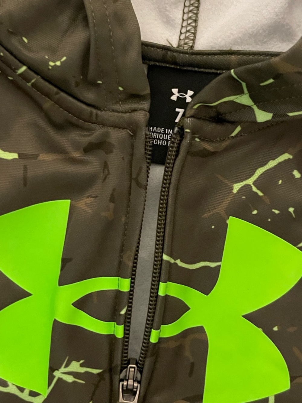 Under Armour Boys Olive Camo Hoodie & Black Logo Joggers - Neon Green Accents - Picture 2 of 3